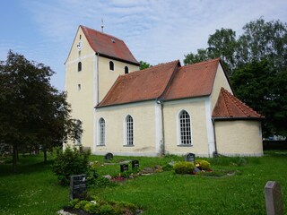 Dorfkirche Dewitz gegenüber