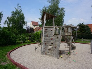 Spielplatz auf dem Anger, 50m entfernt