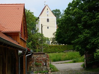 Blick vom Hof auf die Martin-Luther-Kirche Dewitz