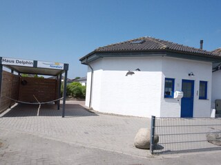 Carport und Parkplatz