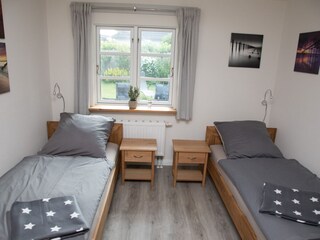 Schlafzimmer mit 2 Einzelbetten und Blick in den Garten