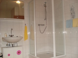 Bad mit Dusche und WC