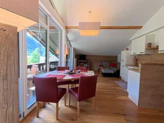 Wohnzimmer mit Esstisch