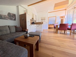 Wohnzimmer mit Esstisch