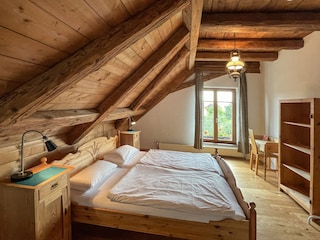 Schlafzimmer mit Blick auf die Alpen