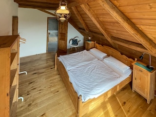 Das Schlafzimmer mit direktem Badezimmerzugang