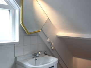Waschbecken mit spiegel