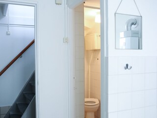 Einfaches Badezimmer mit WC und Dusche