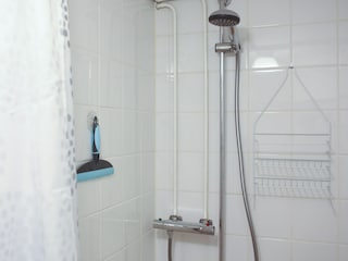 Einfaches Badezimmer mit WC und Dusche