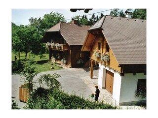 Bio-Blockhaus Koglerhütte im Hintergrund