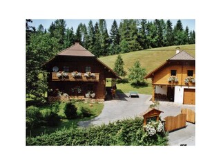 Bio-Blockhaus Koglerhütte auf der linken Seite