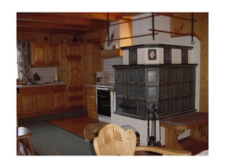 Kachelofen und Küche im Bio-Blockhaus Koglerhütte