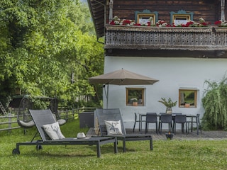 großer eigener Garten mit Terrasse