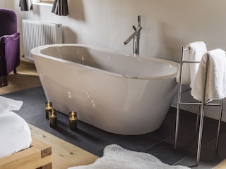 freistehende Badewanne im Schlafzimmer