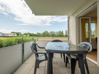 Ruhiger Balkon mit Blick ins Grüne