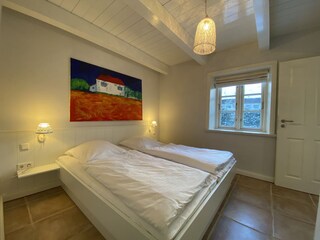 Das untere Schlafzimmer (180 x 200) mit en Suite Bad