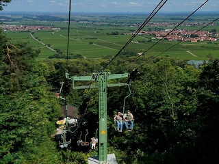 Rietburg mit Sesselbahn und Wildgehege