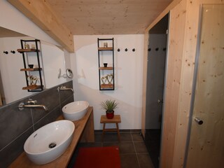 Bad mit Dusche und Infrarotsauna