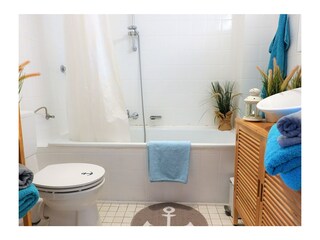 Badezimmer mit Badewanne mit Duschfunktion