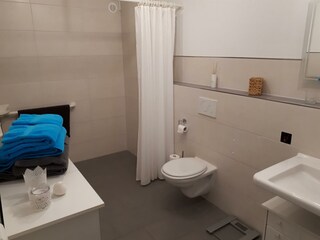 Badezimmer mit ebenerdiger Dusche