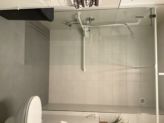 Badezimmer mit ebenerdiger Dusche
