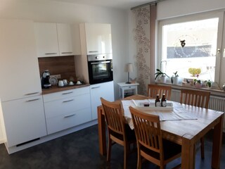 Küche mit Esstisch