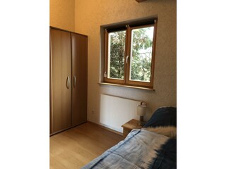 OG - kleines Schlafzimmer mit Blick auf Feld/Wald