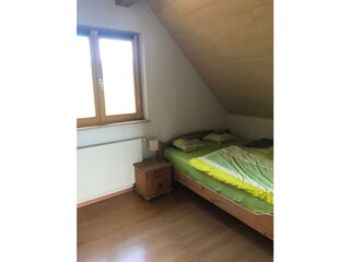 OG - kleines Schlafzimmer mit Blick auf Feld/Wald