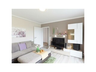 Wohnzimmer mit Flatscreen und Surround-Anlage