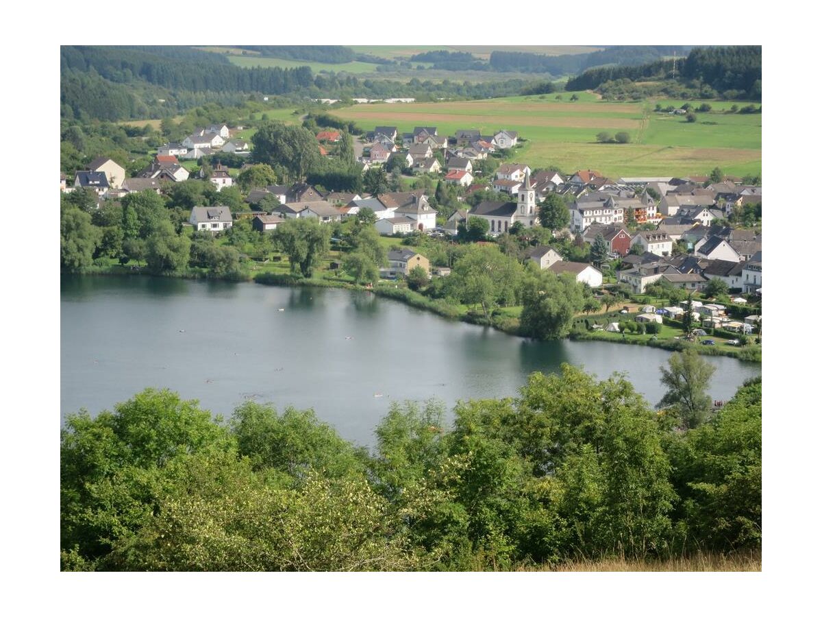 Blick auf Schalkenmehren im Sommer