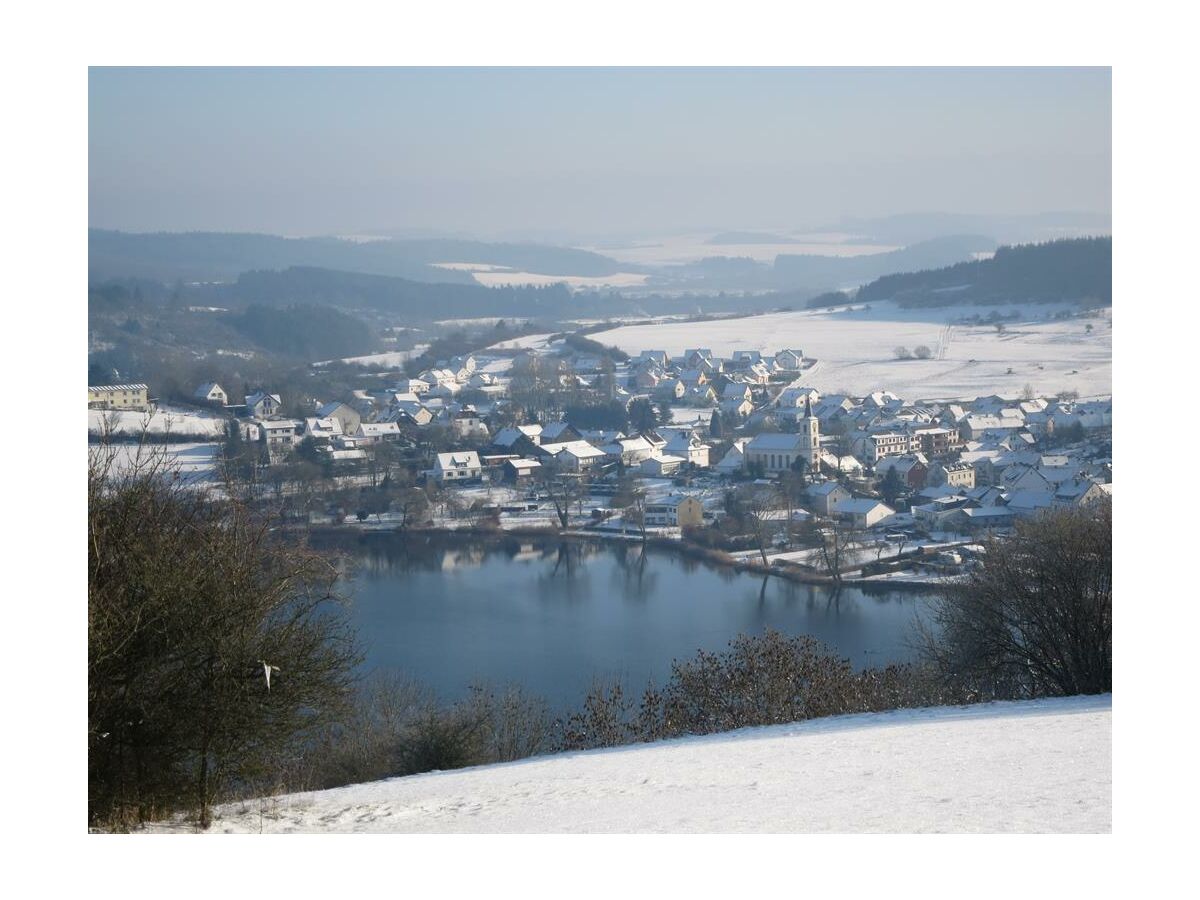 Blick auf Schalkenmehren im Winter