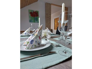 gedeckter Tisch im Wohnbereich