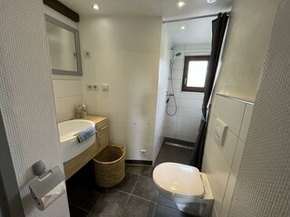 Badezimmer mit Dusche und WC - Fewo Bauernstube