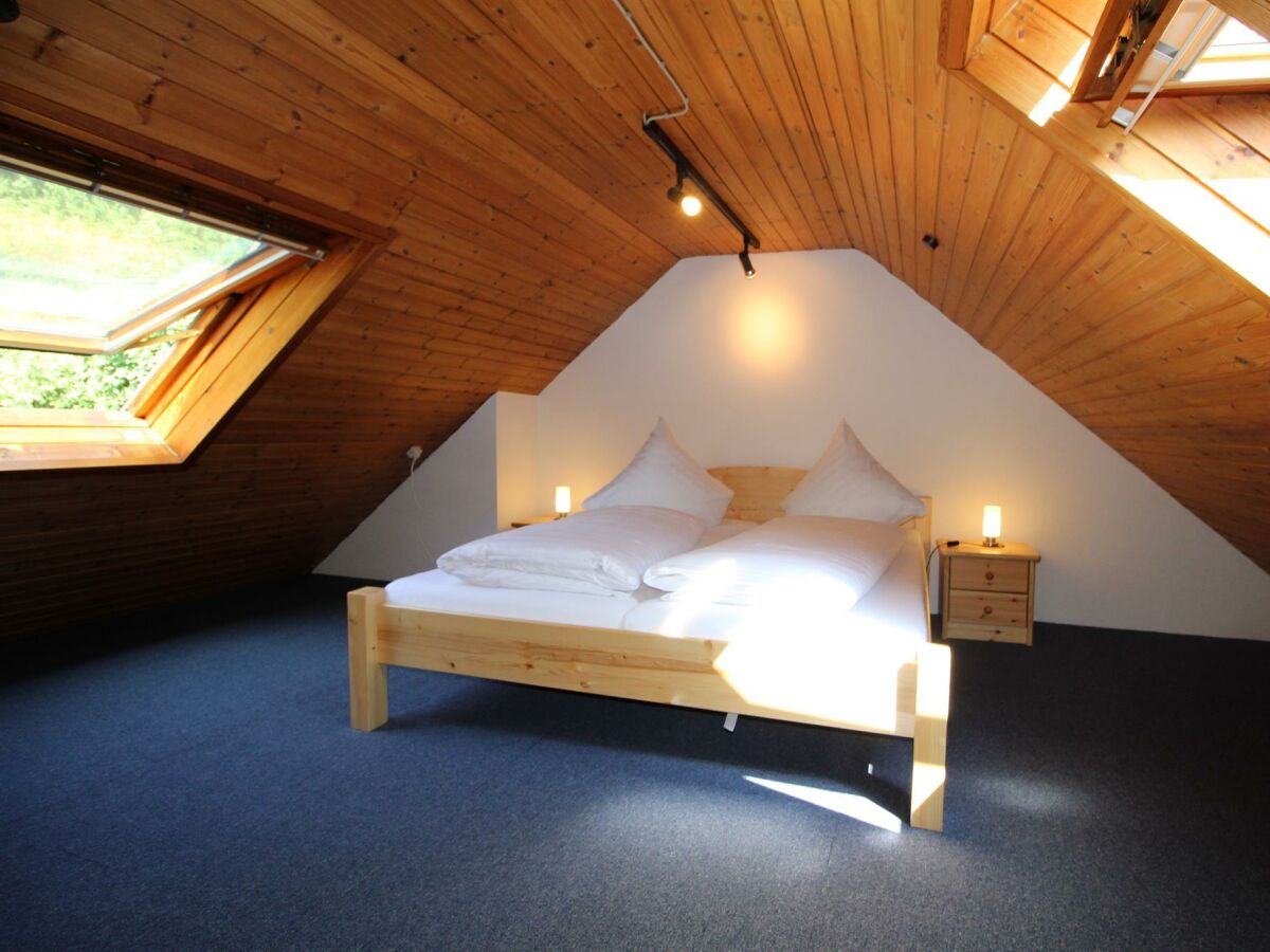 Schlafzimmer neben offener Galerie