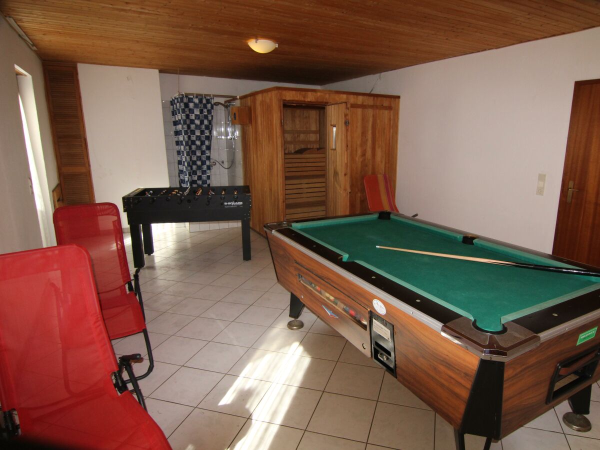 Freizeitraum mit Billard, Tischkicker und Sauna