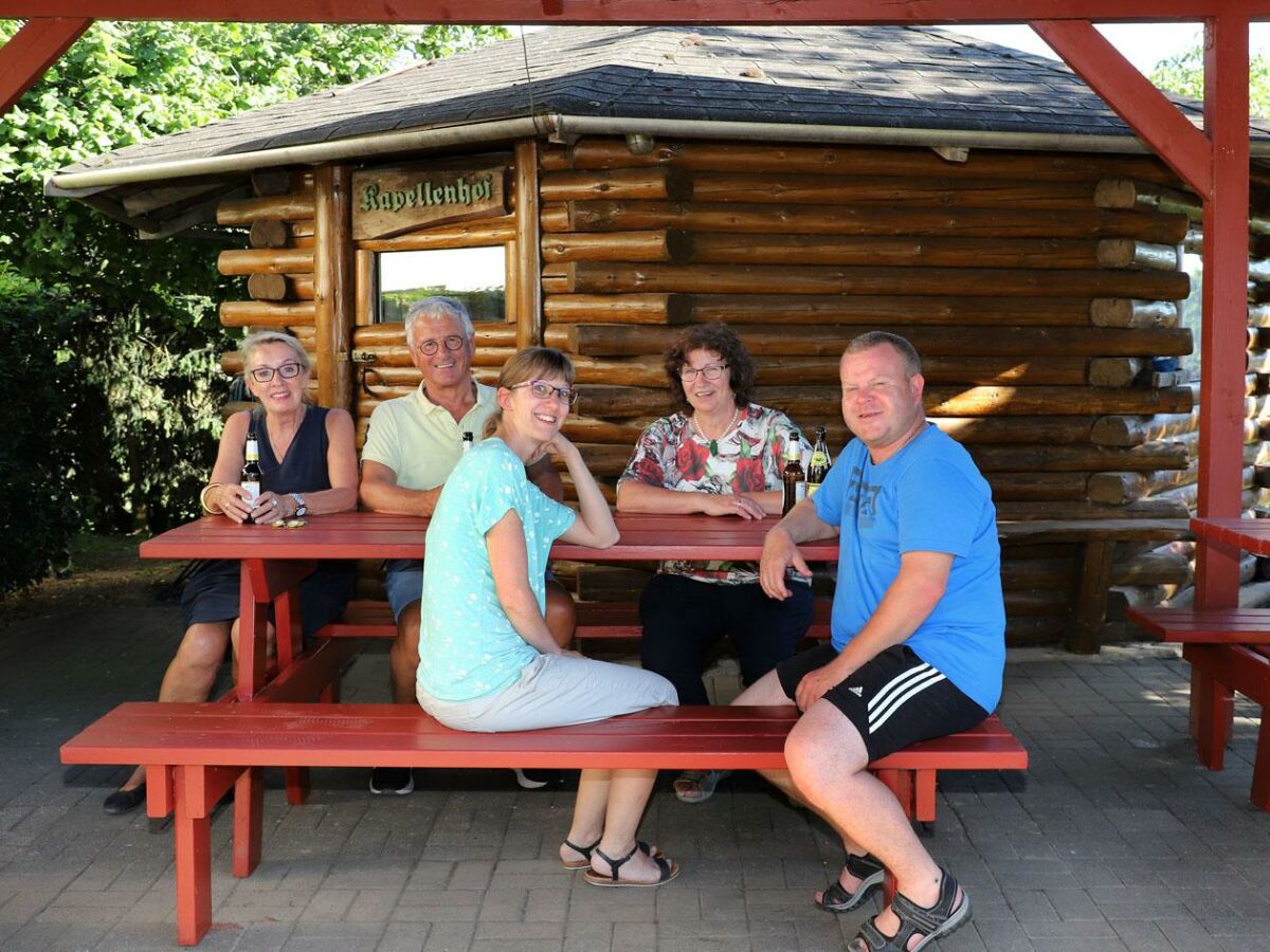 Gäste beim Grillplatz mit Hütte