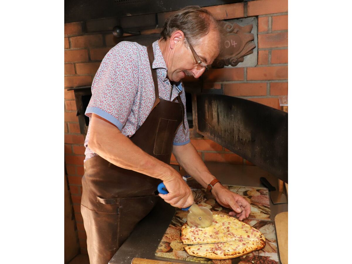 Günter beim Flammkuchen schneiden