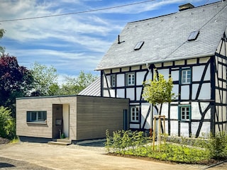 Außenansicht vorne mit Stellplatz