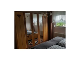 Schrank im Doppelzimmer - Große Ferienwohnung