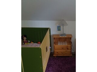 Kinderzimmer mit Babybett