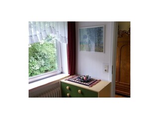 Kleines Schlafzimmer mit Wickelkomode