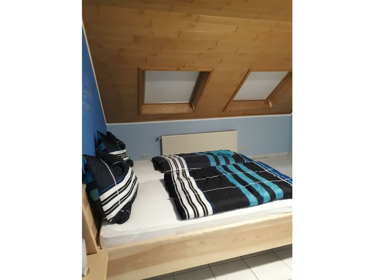 Elternschlafzimmer mit Kinderbett