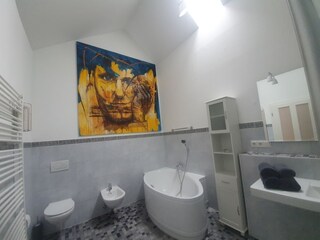 Badezimmer mit Dusche und Badewanne