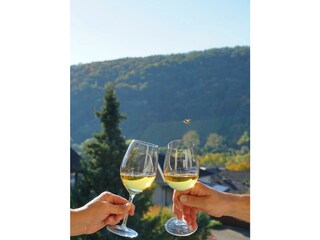 Zum Wohl mit einem Glas Wein aus eigenem Weingut