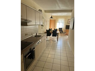 Küchezeile mit Spülmaschine