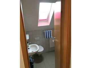 kleines Bad mit Dusche