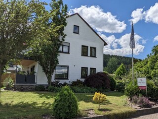 Weingut Harald Ludwig von der Straße aus.