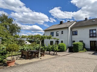 Der Hof des Weingutes mit der Sitzecke