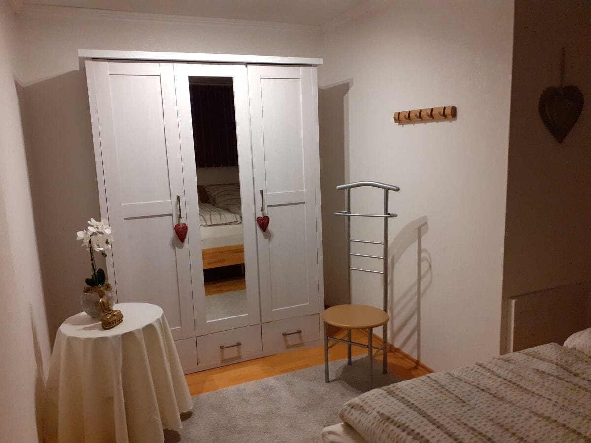 Schlafzimmer und Kleiderschrank