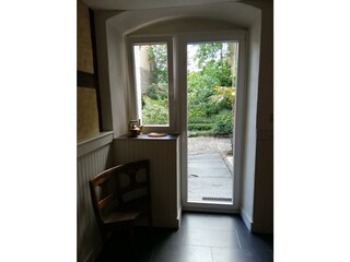 Blick_vom_Esszimmer_in_den_Garten